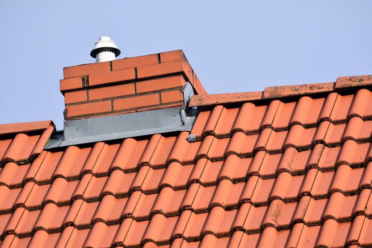 Comment traiter les toitures en tuiles, en ardoise et en zinc ?